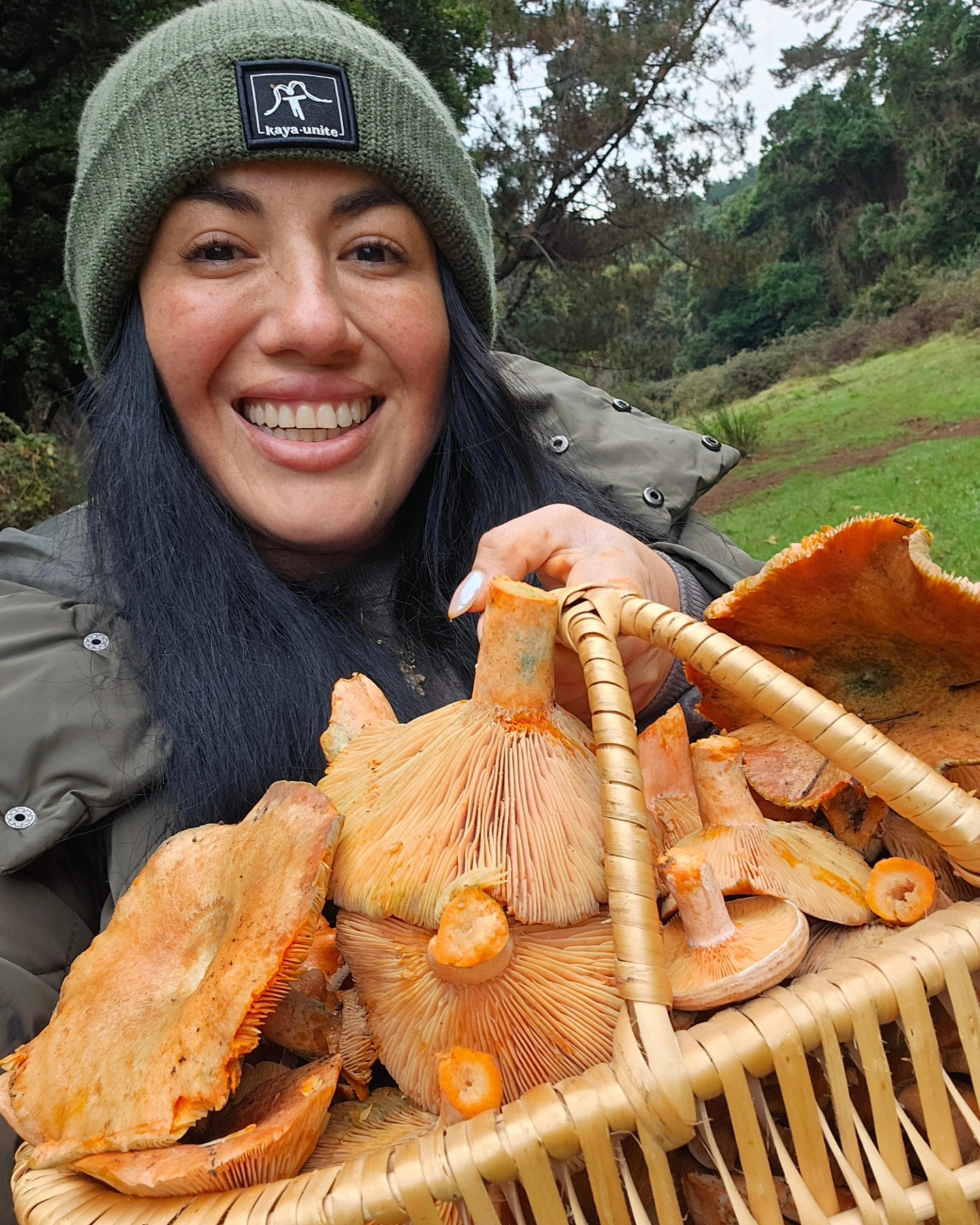 Natalia recolectando hongos en la naturaleza